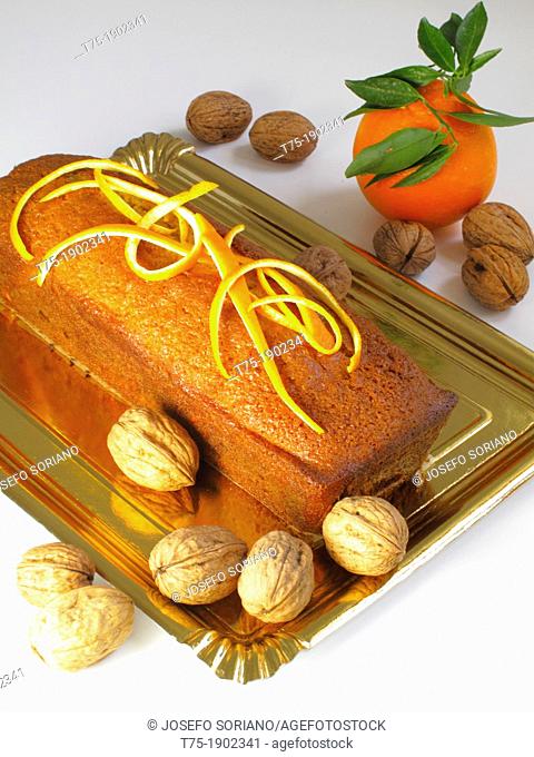 Cake with orange and walnuts