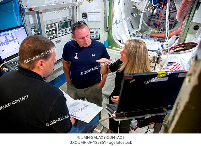 NASA astronaut Barry Wilmore (center), Expedition 41 flight engineer and Expedition 42 commander, participates in a training session in an International Space...