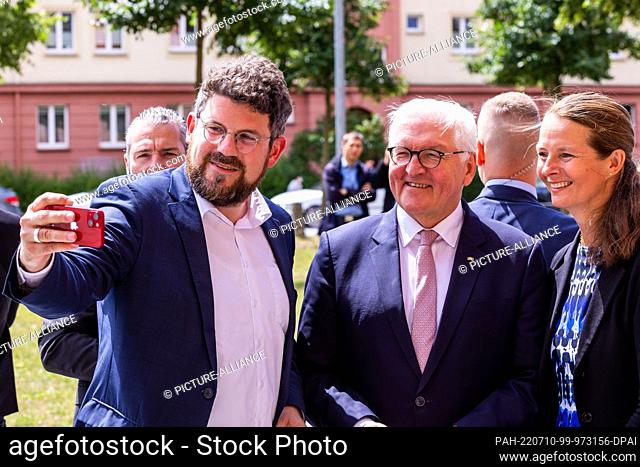 10 July 2022, Mecklenburg-Western Pomerania, Neubrandenburg: Federal President Frank-Walter Steinmeier (M) poses for a selfie with Julian Barlen (l)
