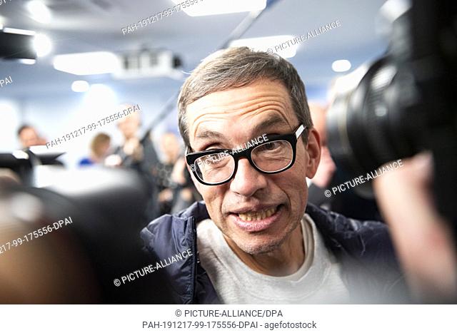 17 December 2019, Hessen, Frankfurt/Main: Jens Söring is surrounded by journalists on the PK. After more than three decades in prison