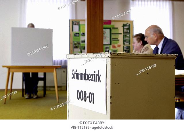Parliamentary elections 2005: ballot box in a polling station. - ETTLINGEN, BADEN WUERTTEMBERG, GERMANY, 18/09/2005