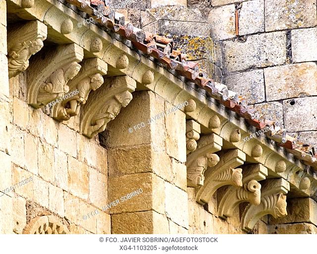Canecillos esculpidos con diversas figuras en la iglesia de estilo románico de San Pedro de Tejada - Valle de Valdivielso - Burgos - Castilla y León - España