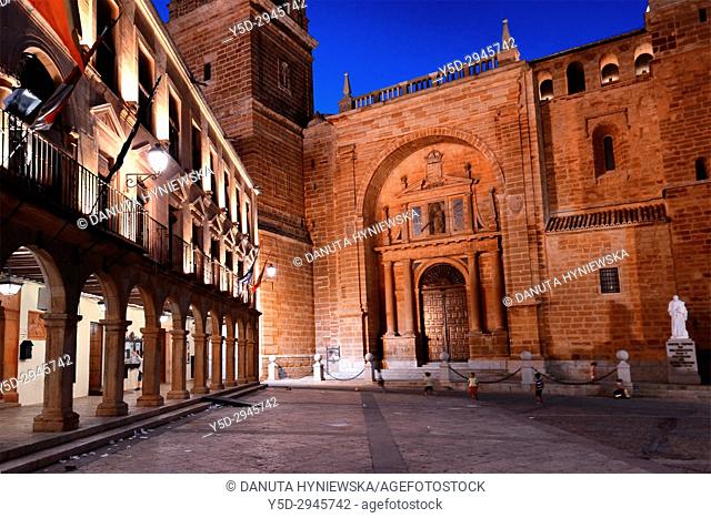 Town hall and San Andres Apostol church, Plaza Mayor, Villanueva de los Infantes, Ruta de Don Quijote, Ciudad Real province, Castilla-La Mancha, Spain, Europe