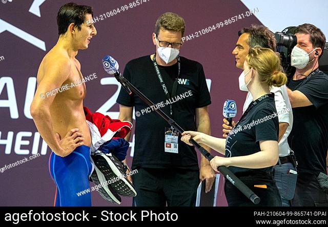 04 June 2021, Berlin: Swimming: German championship, decision 100 m breaststroke, men, in the swimming and diving hall in the Europa-Sportpark Berlin