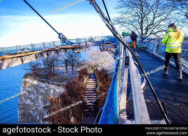 16 January 2023, Mecklenburg-Western Pomerania, Sassnitz: Construction workers work on the future visitor bridge Königsweg and prepare the lowering of the...