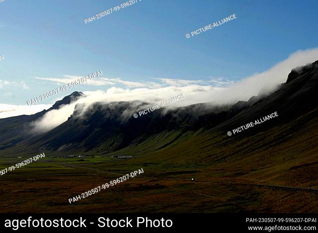 23 July 2022, Iceland, Snaefellsnes: Fall winds take place in the afternoon at mountains on the Snaefellsnes peninsula in western Iceland