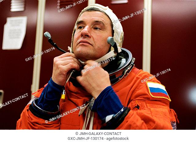 Cosmonaut Valery G. Korzun, Expedition Five mission commander representing Rosaviakosmos, dons his training version of the shuttle launch and entry suit prior...
