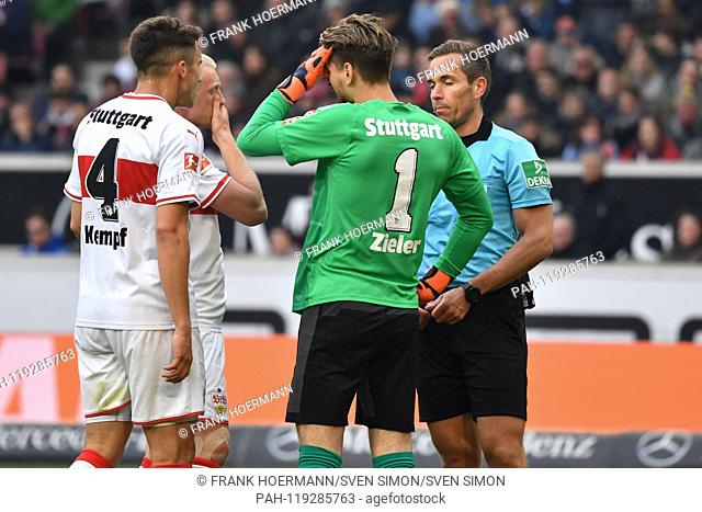 v.li:Marc Oliver KEMPF (VFB Stuttgart), Andreas BECK (VFB Stuttgart) and goalkeeper Ron-Robert ZIELER (VFB Stuttgart) discuss with referee Tobias STIELER after...
