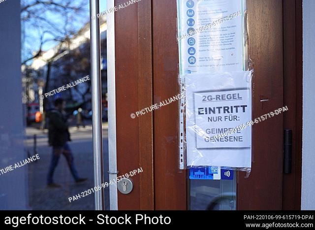 06 January 2022, Berlin: In the Simon-Dach-Kiez there is a sign on a pub ""2G rule entry only for: Vaccinated convalescents