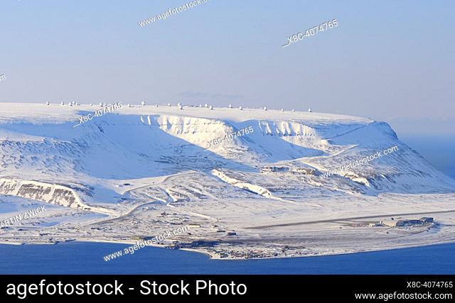 Der Flughafen und Telekommunikation auf dem Plataberget . Longyearbyen, die Hauptstadt von Svalbard auf der Insel Spitzbergen im Spitzbergen Archipel