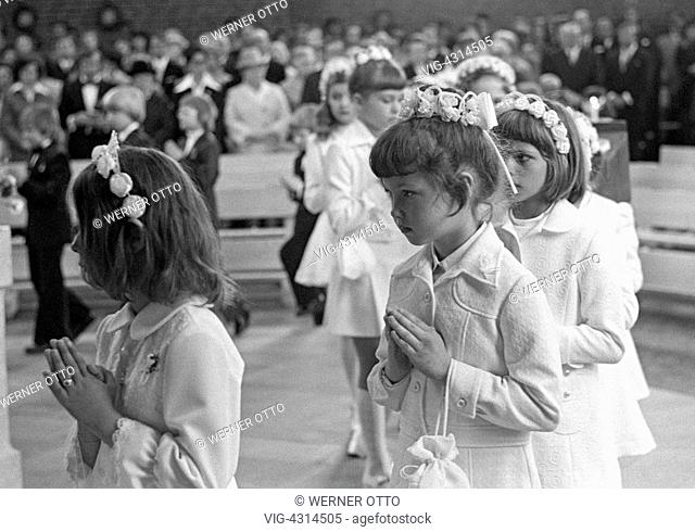 DEUTSCHLAND, OBERHAUSEN, 21.04.1974, Seventies, black and white photo, religion, Christianity, First Communion, girls walking to receive the Holy Communion
