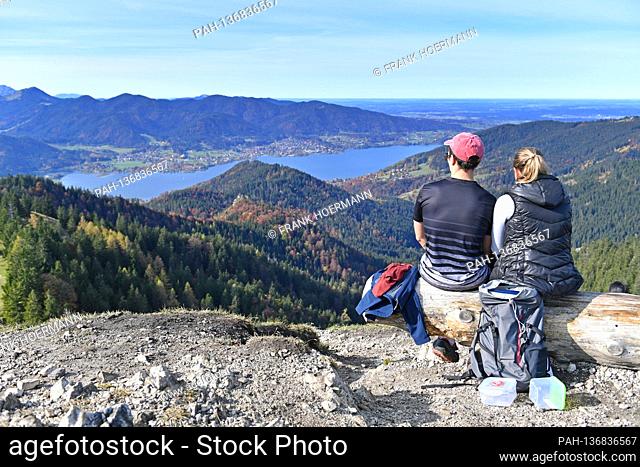 Golden October hike to Baumgartenschneid over the Tegernsee on October 25th, 2020. Wonderful hiking weather attracts many excursionists to mountain hikes in the...