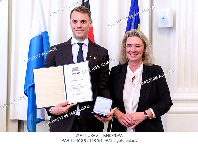 13 May 2019, Bavaria, Munich: Kerstin Schreyer (CSU, r), Minister of Social Affairs of Bavaria, presents the award at the Bavarian State Medal for Social...