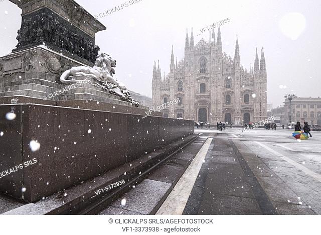 Milan's Duomo cathedral in winter during snowfall, Milan, Lombardy, Italy, Europe