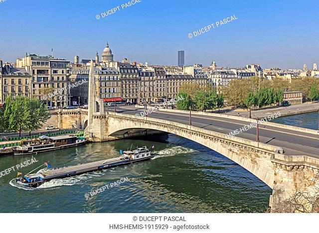 France, Paris, area listed as World Heritage by UNESCO, the river Seine and a boat with pont de Tournelle between the Ile Saint Louis and the left bank