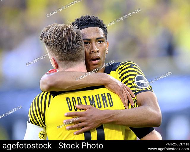 jubilation Jude BELLINGHAM r. (DO) with Marco REUS (DO), hug, soccer 1. Bundesliga, 1st matchday, Borussia Dortmund (DO) - Eintracht Frankfurt (F) 5: 2