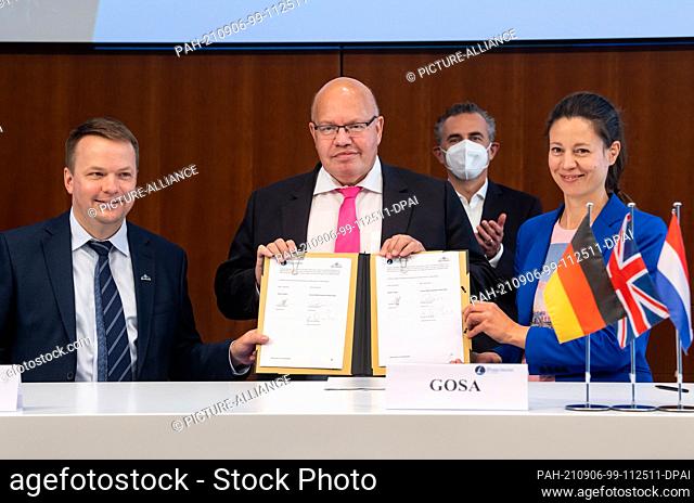 06 September 2021, Berlin: Volodomyr Levykin, founder and CEO of Skyrora, and Sabine von der Recke (r), spokesperson of the German Offshore Spaceport Alliance...