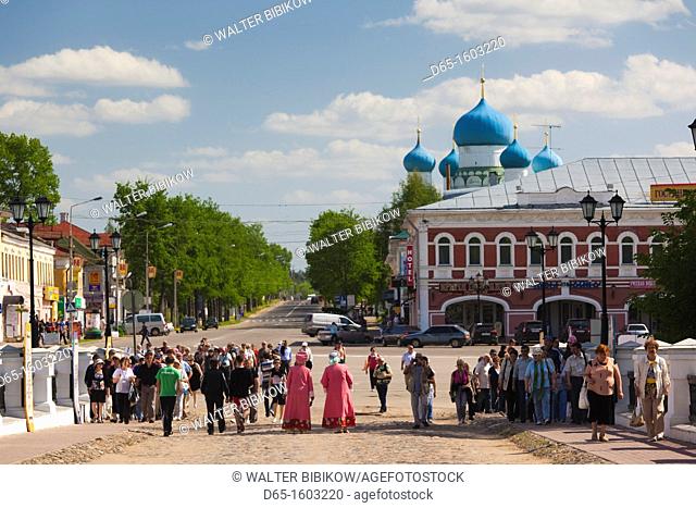 Russia, Yaroslavl Oblast, Golden Ring, Uglich, town view with tourists, NR