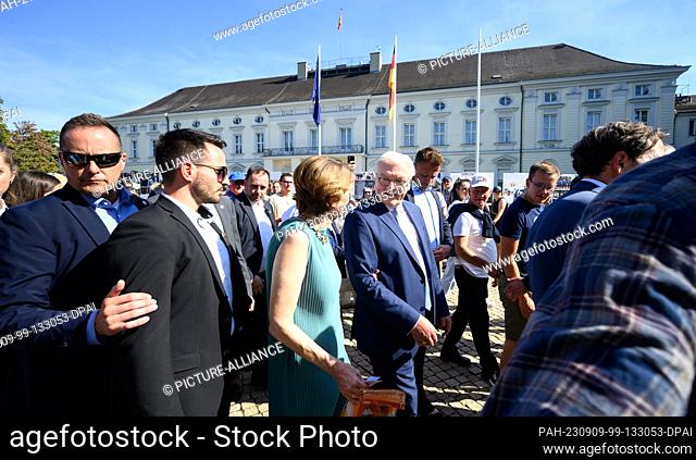 09 September 2023, Berlin: Federal President Frank-Walter Steinmeier (center) and his wife Elke Büdenbender, accompanied by bodyguards