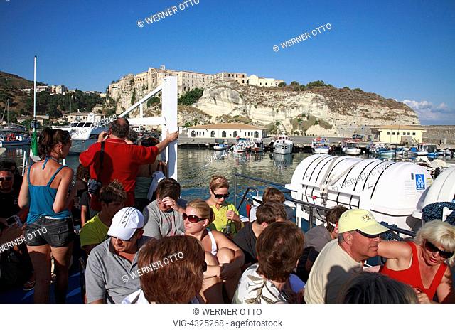 Italien, Kalabrien, I-Tropea, Provinz Vibo Valentia, Ausflugsschiff verlaesst den Bootshafen von Tropea, Panoramablick von der See aus zur Altstadt und zur...