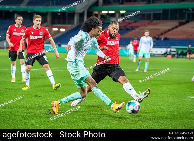 Tahith CHONG (left, HB) gives versus Simon FALETTE (H) the flank for the goal to 0: 3 for Werder Bremen, action, duels, submission, assist, football, DFB Cup