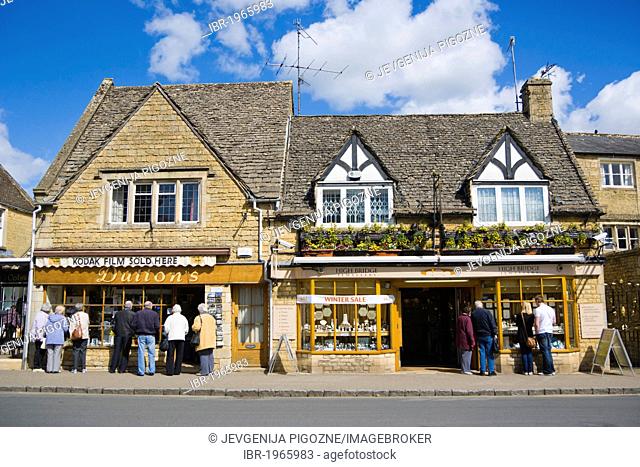High Street, Bourton on the Water, Venice of the Cotswolds, Gloucestershire, England, United Kingdom, Europe