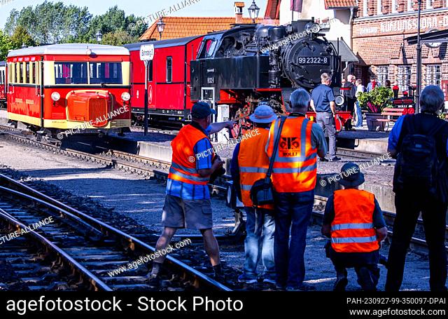 21 September 2023, Mecklenburg-Western Pomerania, Kühlungsborn: Railroad fans take a photo of the T1 railcar of the Borkumer Kleinbahn