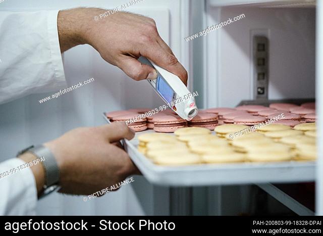 30 July 2020, Baden-Wuerttemberg, Weinheim: Stefan Fitzer, food inspector at the Rhine-Neckar District District Office in the Department of Veterinary Affairs...