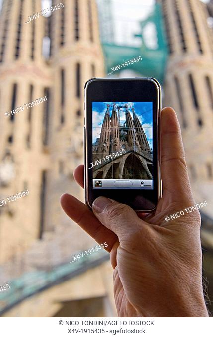 Getting picture with iPhone to Sagrada Familia by Gaudi, Barcelona, Catalunya Catalonia Cataluna, Spain, Europe - M R