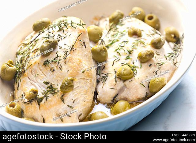 turkey breast baked with green olives and tyme