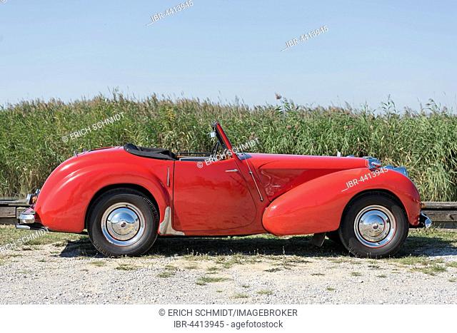 Vintage Triumph Roadster 2000, built in 1948, 4 cylinders, displacement 2000cc, weight 1110kg, 3 forward gears, 60 hp, 100 km/h, aluminum body