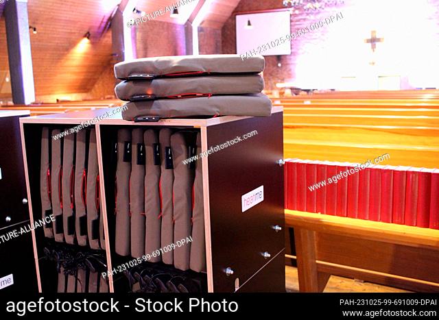 PRODUCTION - 24 October 2023, Hesse, Kassel: Heating pads and blankets lie in the Dreifaltigkeitskirche in Kassel. (to dpa: ""Churches call on congregations to...