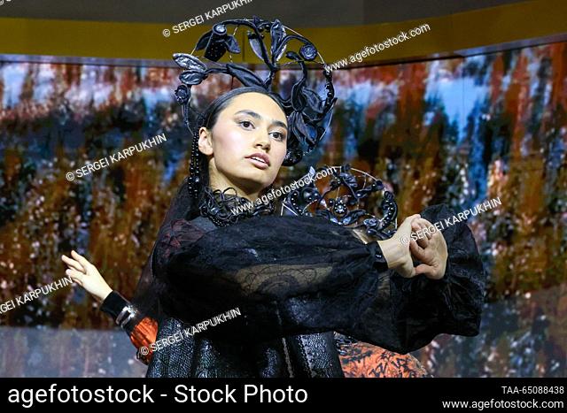 RUSSIA, MOSCOW - 22 de NOVIEMBRE, 2023: Un modelo muestra un traje durante un espectáculo de trajes étnicos inspirado en los cuentos de Ural y artesanías...