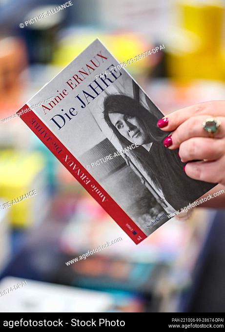 06 October 2022, Saxony, Leipzig: A woman holds the book ""The Years"" by Annie Ernaux in her hands in a Leipzig bookstore, published by Suhrkamp verlag