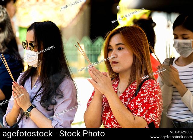 Thailand, Bangkok, scenes at Wat Phra Keo temple, believing women, prayer