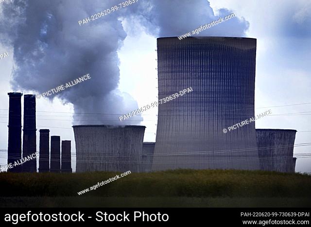 20 June 2022, North Rhine-Westphalia, Pulheim: Steam comes out of the cooling towers of the Niederaussem lignite-fired power plant