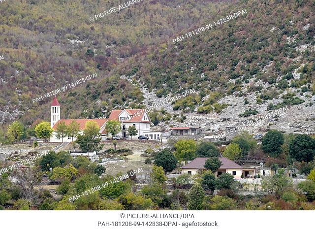 27 October 2018, Albania, Malësia e Madhe: Landscape near Bzhete in Malësia e Madhe in the Albanian Alps. Photo: Peter Endig/dpa-Zentralbild/ZB