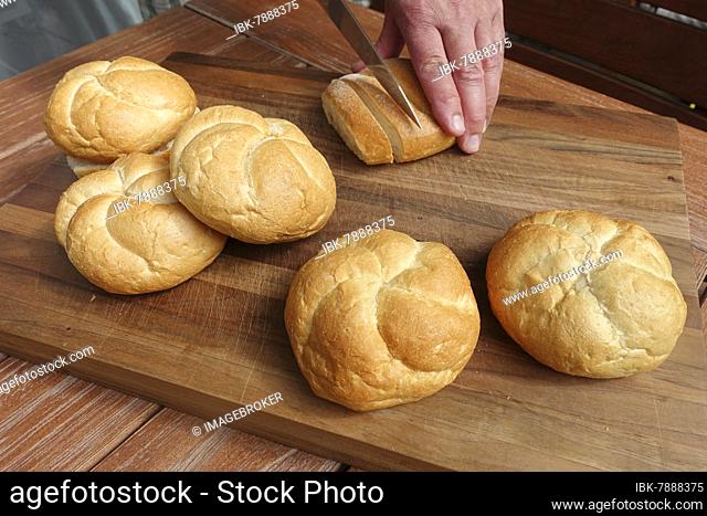 Swabian cuisine, preparation of hearty Ofenschlupfer with vegetables, rolls from the day in front of, stale Weckle, slicing rolls, vegetarian, healthy