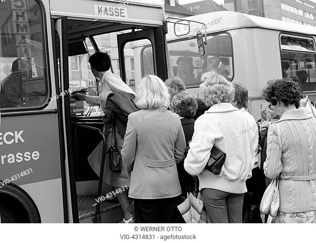 DEUTSCHLAND, OBERHAUSEN, STERKRADE, 30.06.1978, Seventies, black and white photo, road traffic, bus stop, passengers board a bus, D-Oberhausen