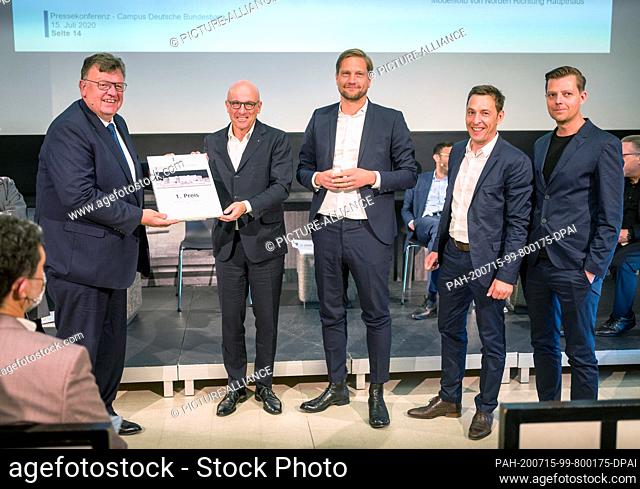 15 July 2020, Hessen, Frankfurt/Main: Johannes Beermann (l-r), Member of the Board of the Deutsche Bundesbank, presents the architect Meinrad Morger and his...