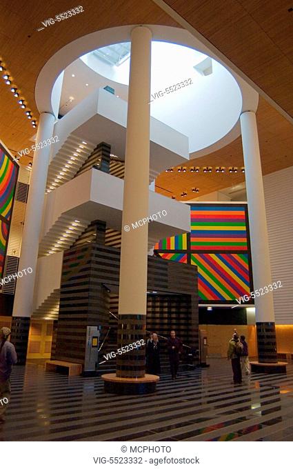 USA, SAN FRANCISCO, The architectural columns in the lobby of the San Franciso Museum of Modern Art (SF MOMA) - San Francisco, California - San Francisco, USA
