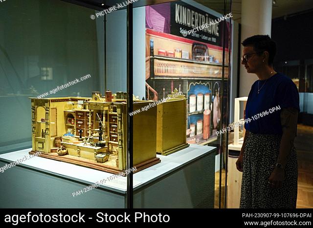 07 September 2023, Baden-Württemberg, Mannheim: Two department stores with display windows, made around 1880, are on display at the Reiss-Engelhorn-Museen...