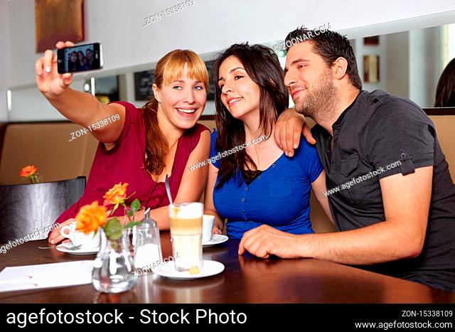 Gruppenfoto mit Handy im Café machen