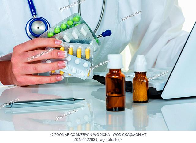 Ein Arzt stellt ein Rezept für Medikamente aus. Rezeptpflichtige Tabletten aus der Apotheke