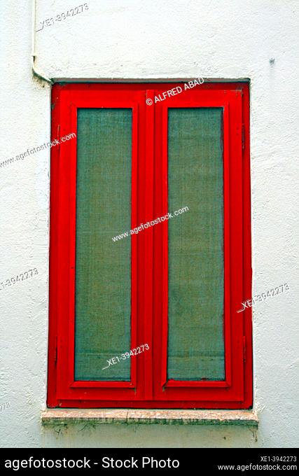 una finestra vermella, L'Escala, Girona, Catalunya, Espanya