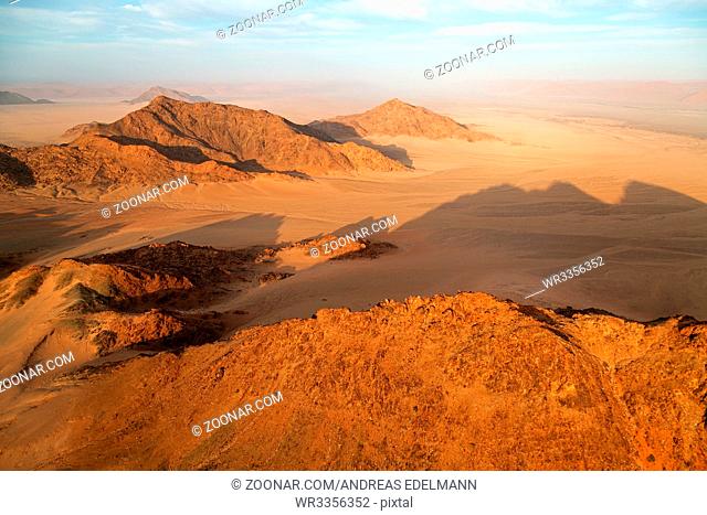 Fahrt im Heißluftballon über der Namib im Namib-Naukluft Nationalpark in Namibia