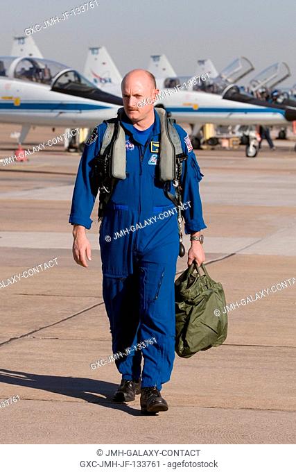 Astronaut Mark E. Kelly, STS-121 pilot, attired in flight gear, walks near the flight line of the NASA T-38 trainer jets at Ellington Field near Johnson Space...