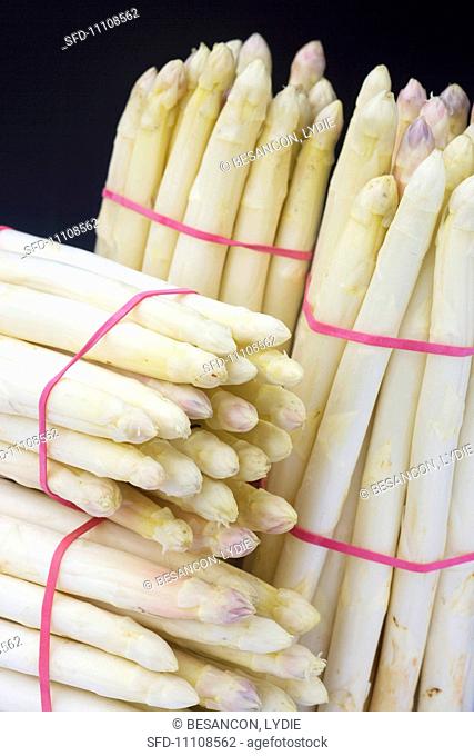 Bunches of white asparagus