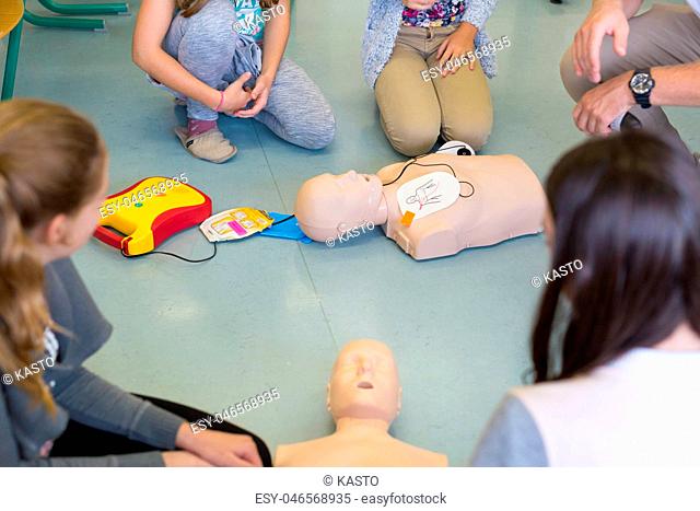First aid resuscitation course using AED