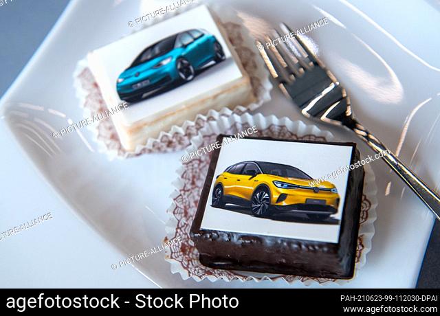 23 June 2021, Saxony, Zwickau: Two cupcakes with pictures of the ID.3 (l) and ID.4 lie on a plate at the Volkswagen Sachsen plant in Zwickau